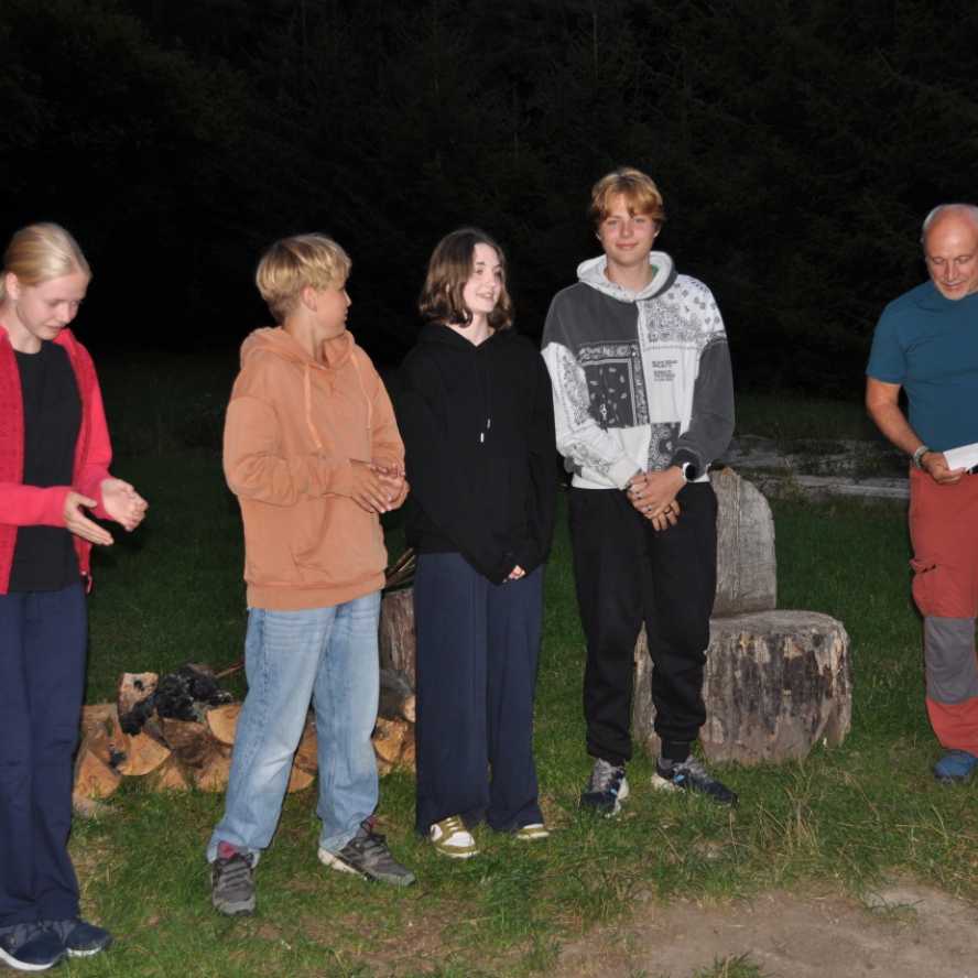 A jedeme domů
