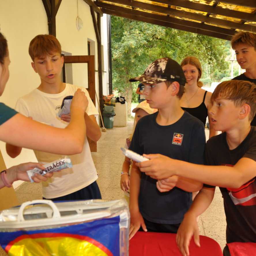 A jedeme domů