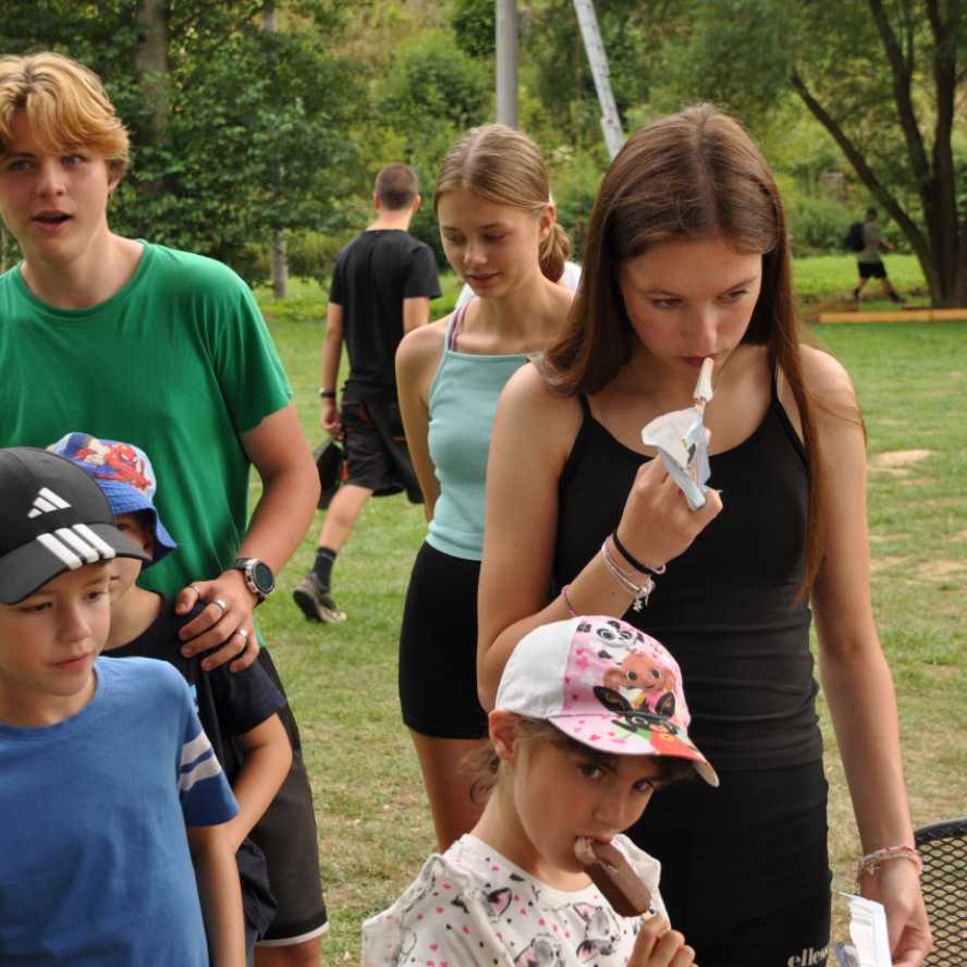 A jedeme domů