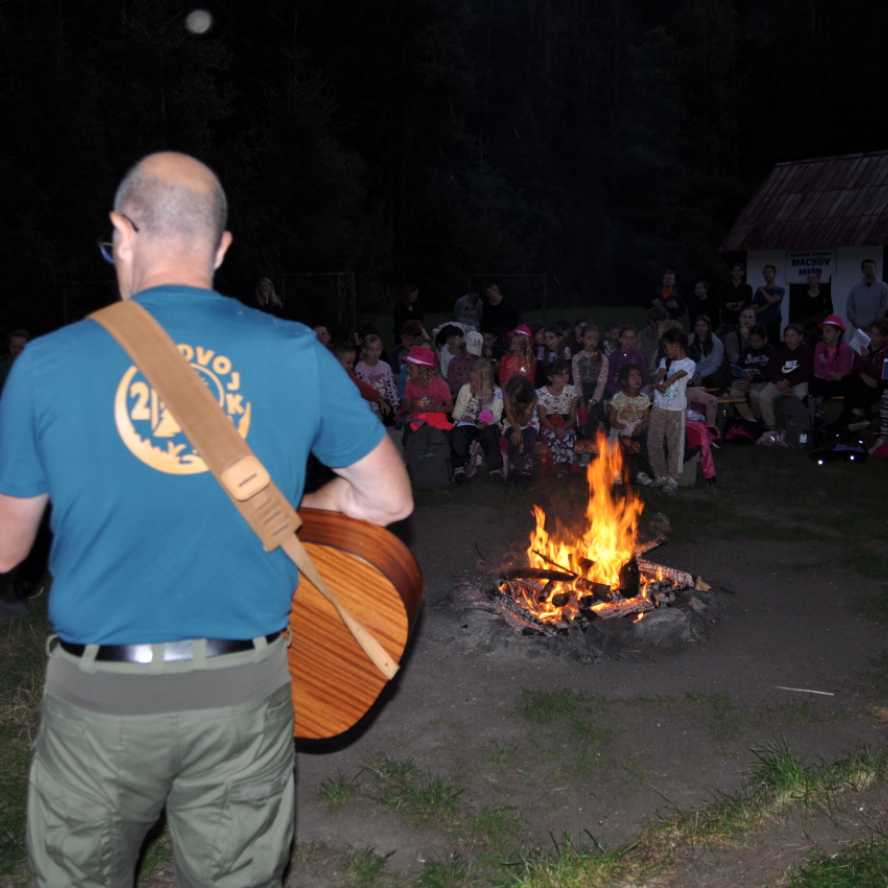 A jedeme domů