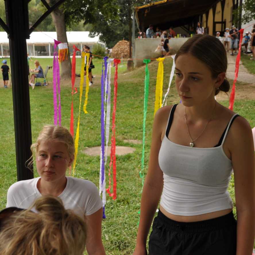 A jedeme domů