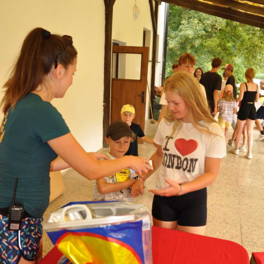 A jedeme domů